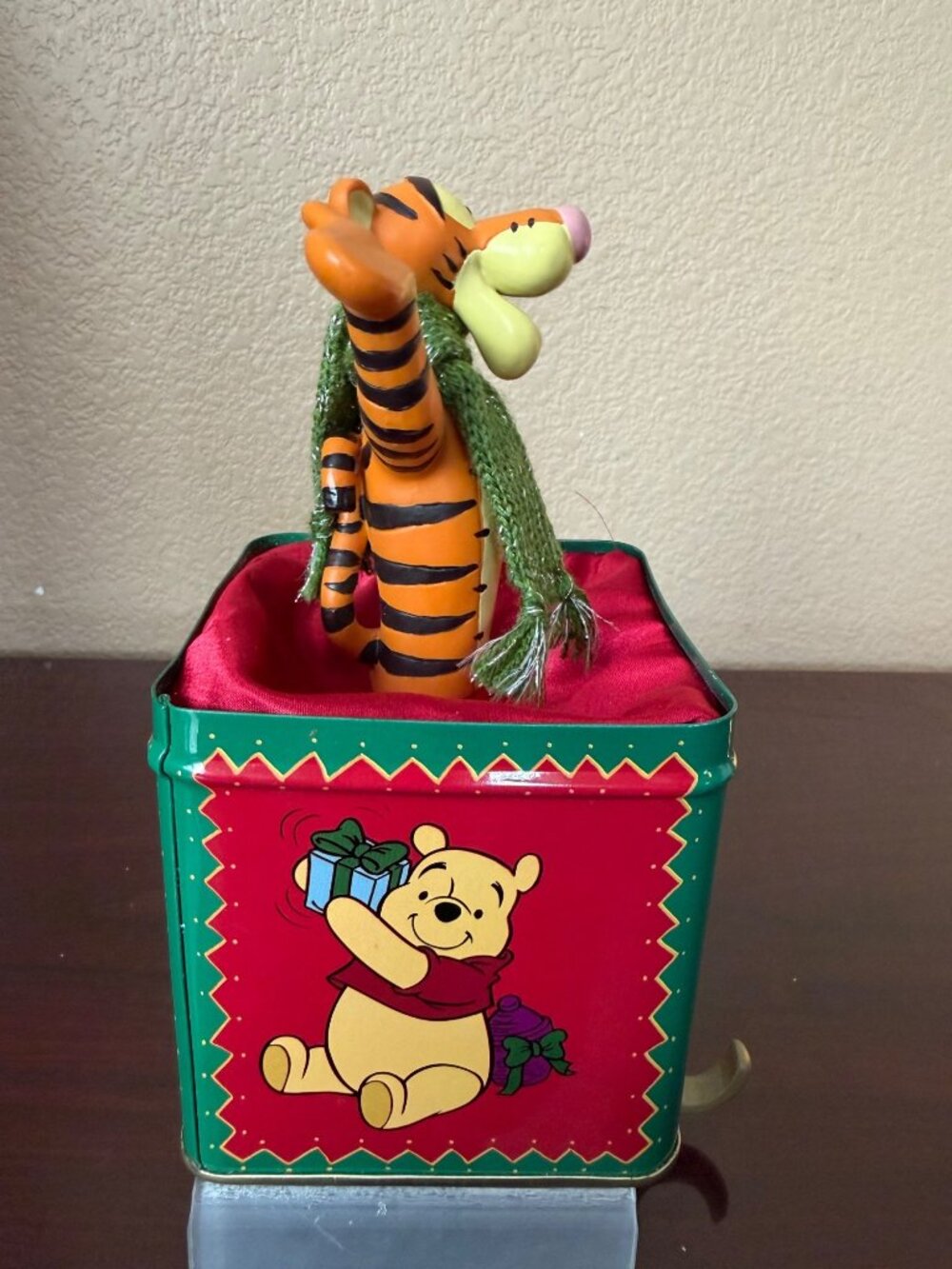 1999 Disney Store Tigger "A Christmas to Remember" Tin Box Stocking Holder - Picture 4 of 12